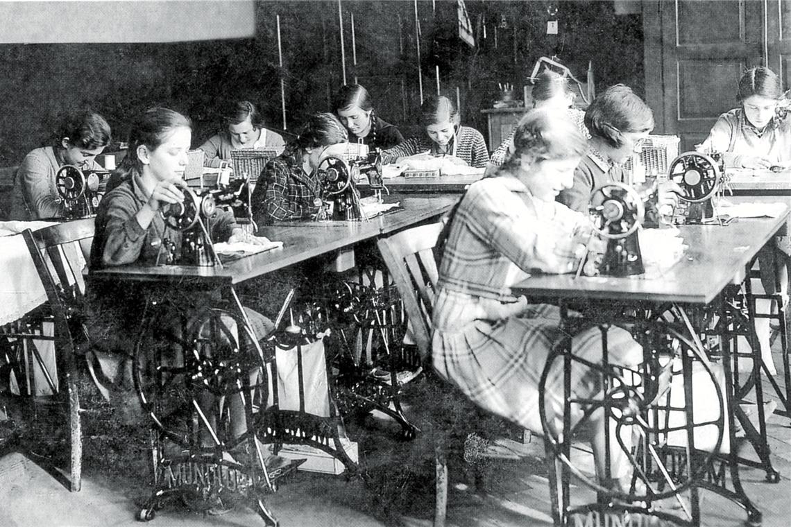 Ein einziger Raum diente als Klassenzimmer Nähstunde in der Volksschule im Jahr 1931. Die Mädchen des Jahrgangs 1917/18 hatten Unterricht bei Fräulein Schlierer. – Das erste Backnanger Schulhaus am Ölberg 10 (rechts). Hier waren einst die Lateinschule und die Deutsche Schule untergebracht.