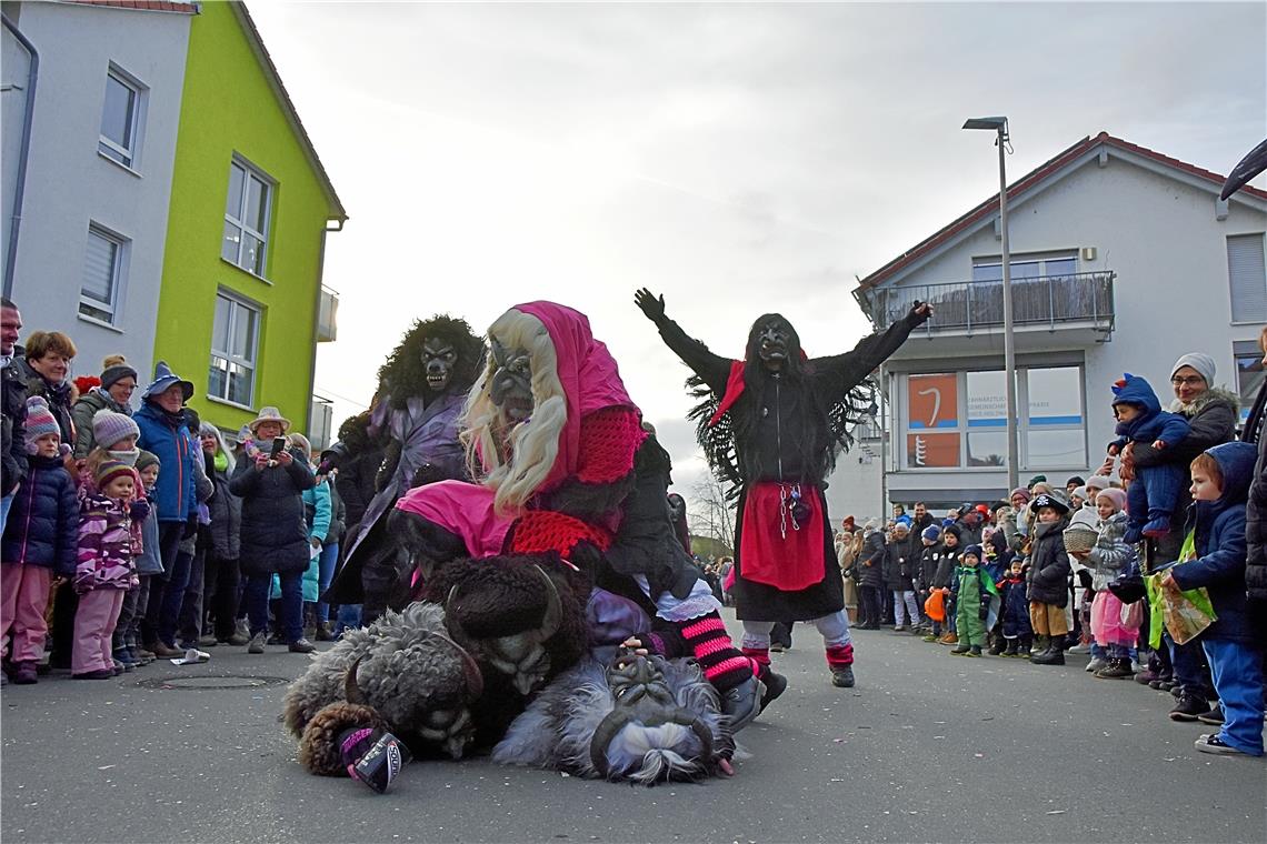 Närrisches Gerangel beim Spatzenumzug.