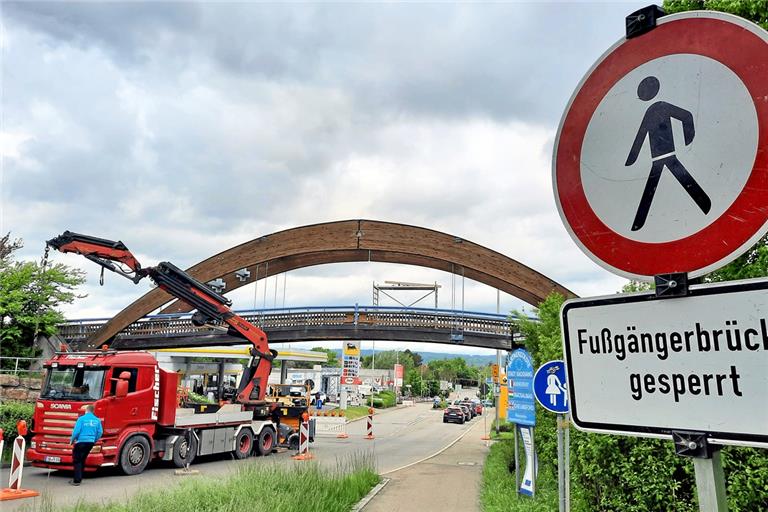 Nässe an empfindlichen Stellen hat der hölzernen Fuß- und Radwegbrücke über die Jahre hinweg schwer zugesetzt. Nun versuchen die Handwerker, die Ursachen für die Staunässe zu verhindern und die Schäden zu beheben. Einfach wird dies nicht. Foto: BKZ