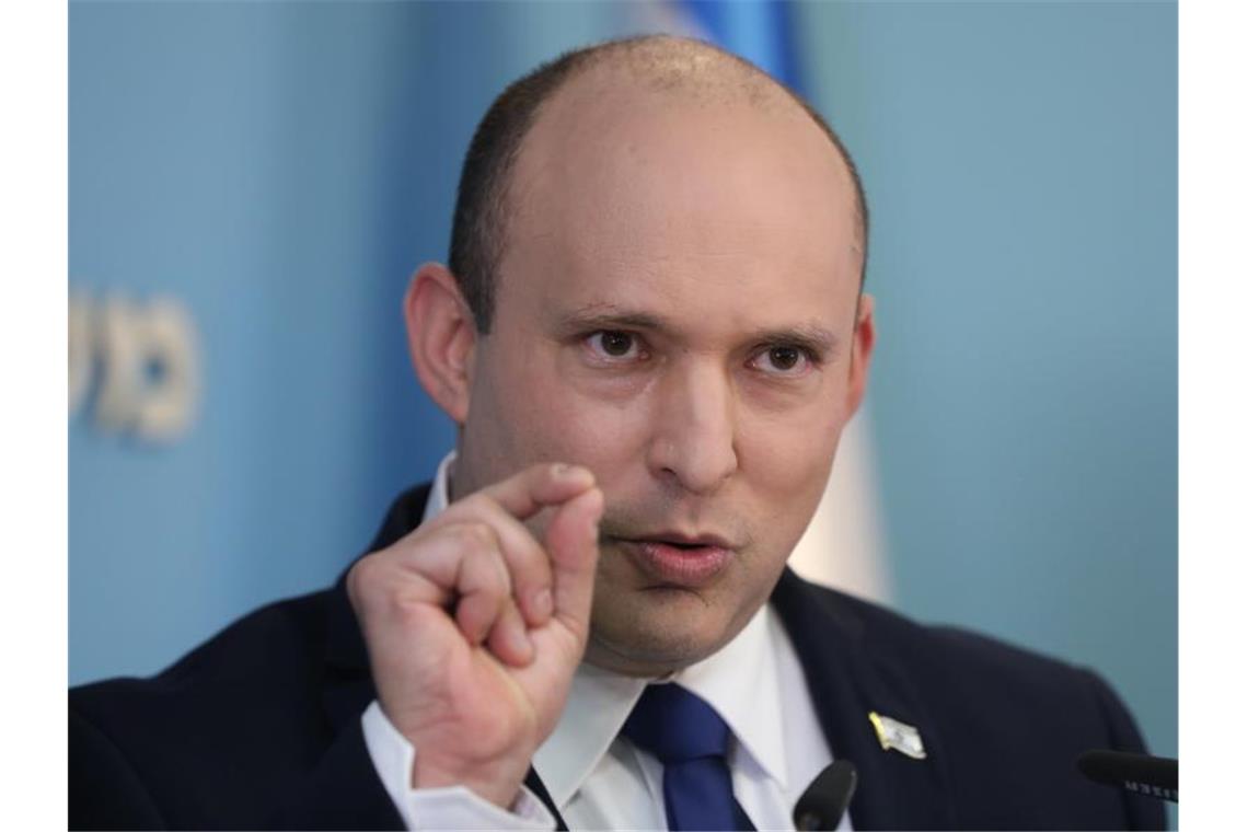 Naftali Bennett, Premierminister von Israel, bei einer Pressekonferenz. Wegen hoher Infektionszahlen erhöht Israels Regierung in der Corona-Krise den Druck auf zweifach geimpfte Personen. Foto: Abir Sultan/POOL EPA/AP/dpa