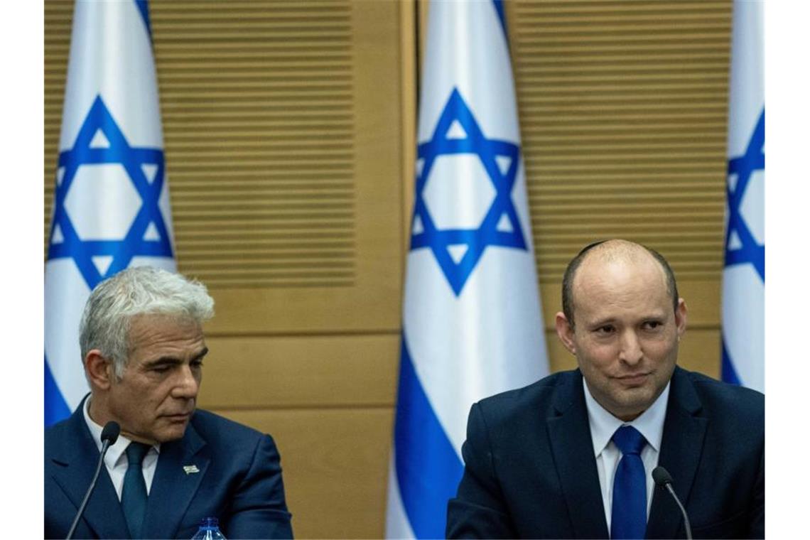 Erste Herausforderung für Israels neue Regierung Naftali Bennett (r) und Jair Lapid während der ersten Kabinettssitzung der neuen Regierung. Foto: JINI/via XinHua/dpa