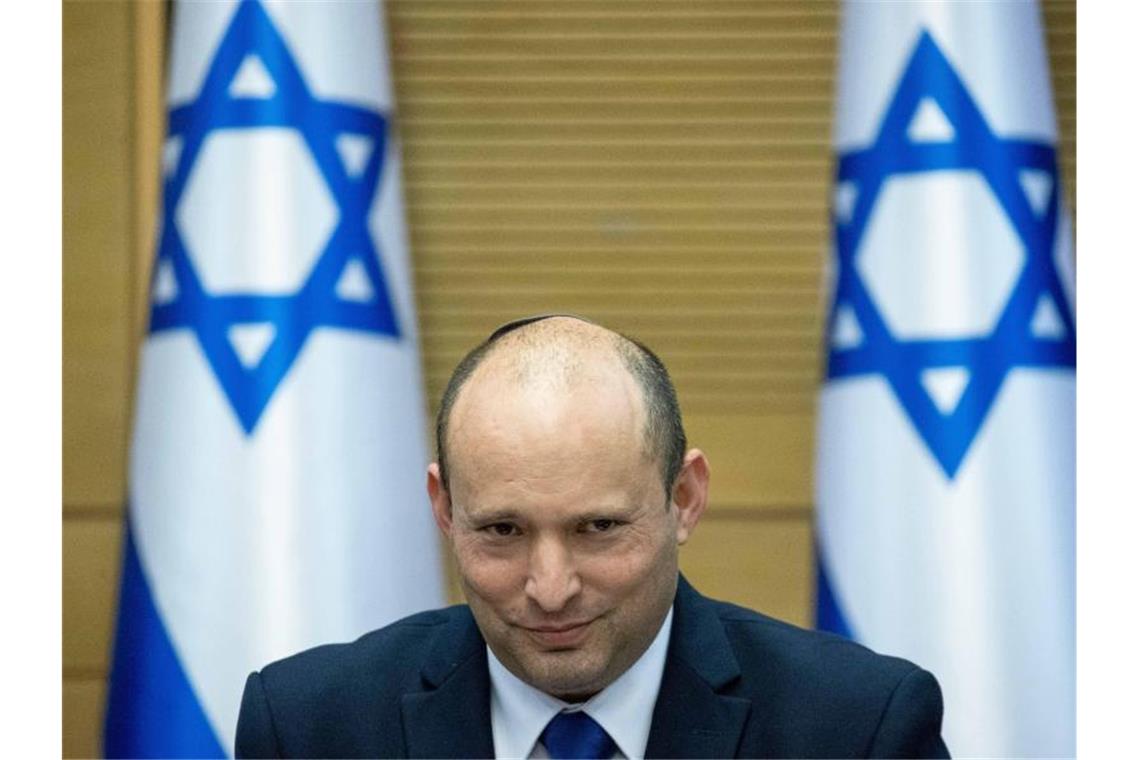 Israels neue Regierung muss erste Niederlage einstecken Naftali Bennett, Vorsitzender der israelischen ultrarechten Partei Jamina und designierter Premierminister, während der ersten Kabinettssitzung. Foto: JINI/XinHua/dpa