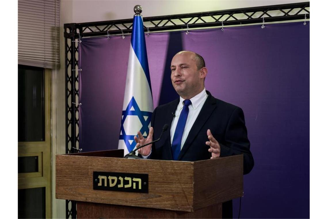 Naftali Bennett, Vorsitzender der ultrarechten Jamina-Partei und designierter Ministerpräsident von Israel, gibt eine Erklärung in der Knesset, dem israelischen Parlament, ab. Foto: Menahem Kahana/Pool AFP/AP/dpa