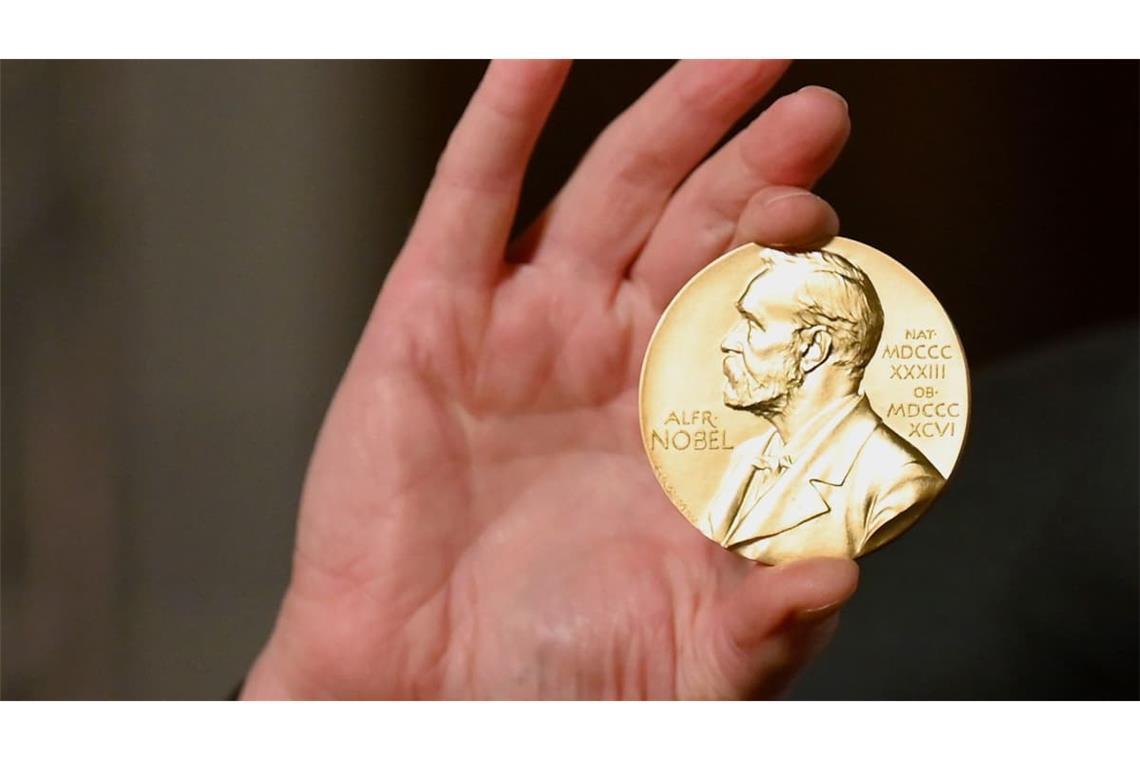 Nagel erhält für seine Forschung eine Nobelmedaille.