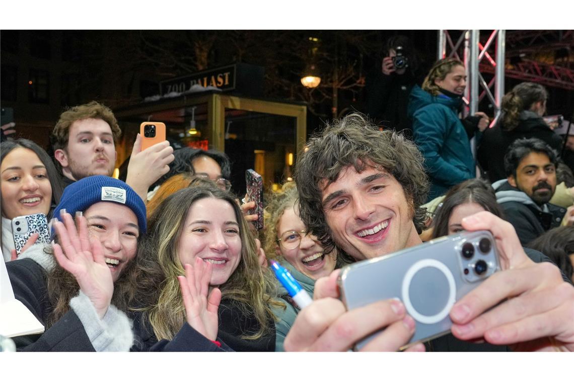 Nahbar, lieb, süüüüß: Schauspieler Jacob Elordi macht auch mal Selfies mit Fans. (Archivbild)