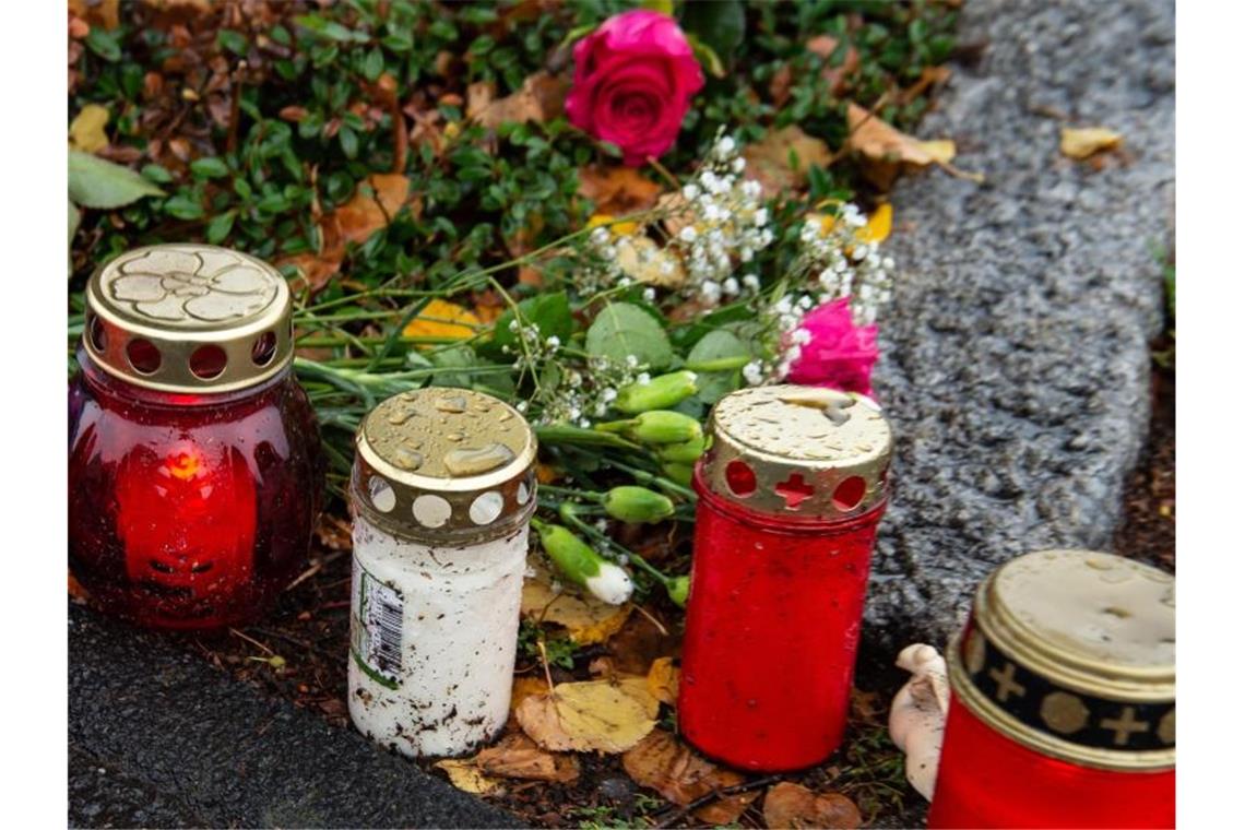 Nahe dem Tatort in Göttingen haben Menschen Kerzen und Rosen niedergelegt. Foto: Swen Pförtner