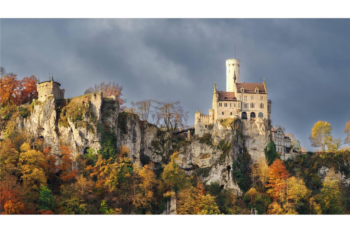 Radfahrer stürzt in Schlucht und verletzt sich schwer – Wanderer hören Hilferufe Nahe des Schloss Lichtenstein ist ein E-Bike-Fahrer schwer verunglückt.