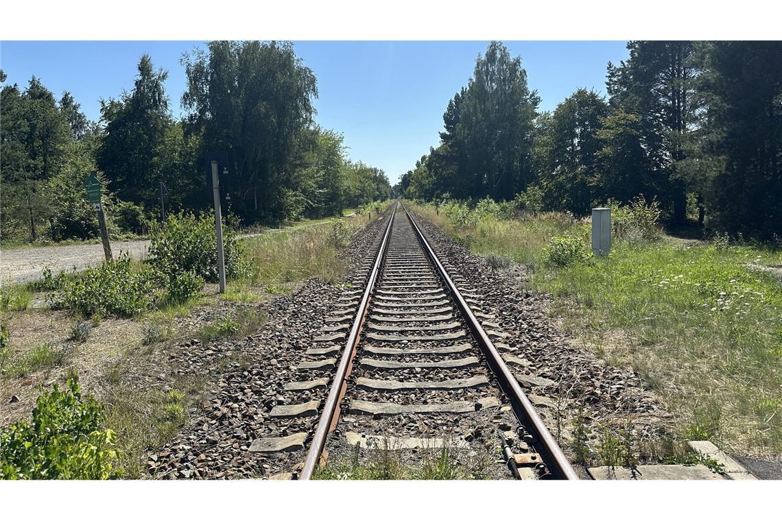 Nahe dieser Bahnstrecke wurde die Leiche des vermissten 13-Jährigen entdeckt.