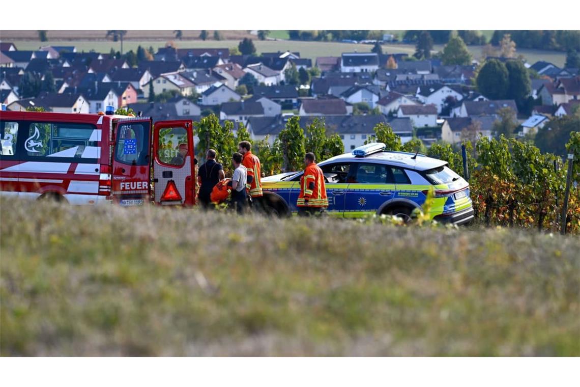 Nahe einem Hofgut in einem Weinberg in Gundelsheim ist ein Kleinflugzeug abgestürzt, Polizei und Feuerwehr sind nach dem Unglück an der Absturzstelle im Einsatz.