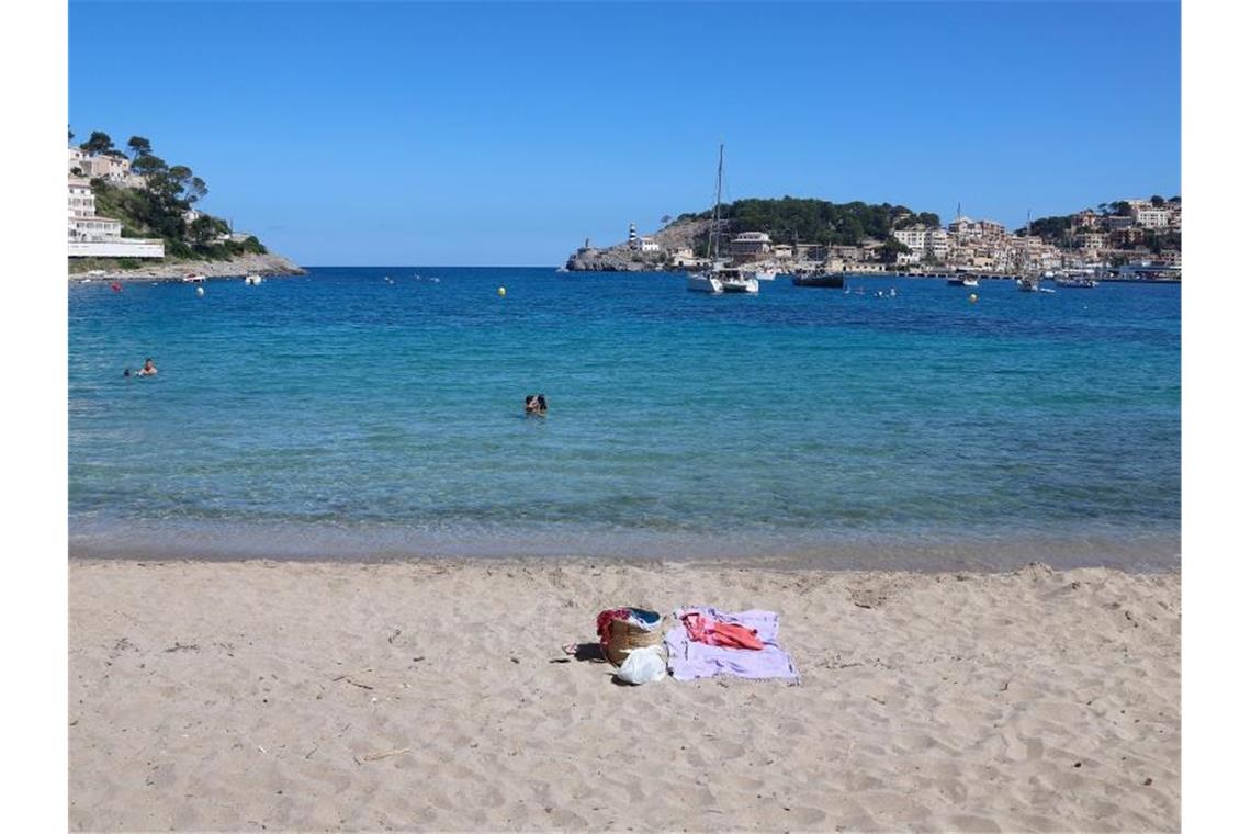 Nahezu leer ist dieser Strand auf Mallorca. Foto: Clara Margais/dpa