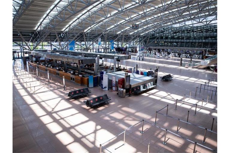Nahezu menschenleer sind die Check-In Schalter und die Abflughalle im Terminal 1 am Flughafen Hamburg. 240.000 gestrandete Deutsche wurden im Frühjahr wegen Corona aus aller Welt nach Hause geholt, viele in Chartermaschinen der Regierung. Foto: Christian Charisius/dpa