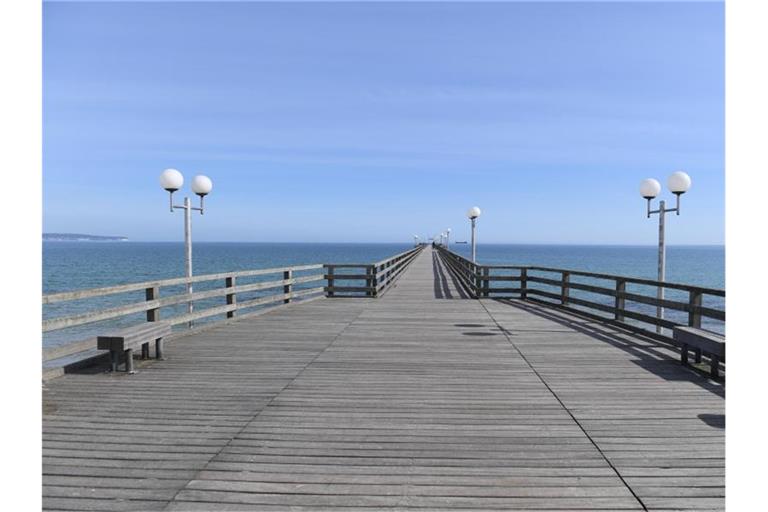 Nahezu menschenleer war zeitweilig die Seebrücke des bei Touristen eigentlich so beliebten Ostseebad Binz auf der Insel Rügen. Foto: Stefan Sauer/dpa-Zentralbild/dpa
