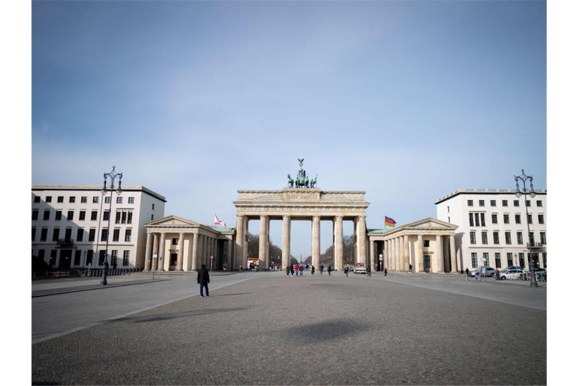 Nahezu menschenleer zeigt sich der Pariser Platz am Morgen in Berlin. Foto: Kay Nietfeld/dpa