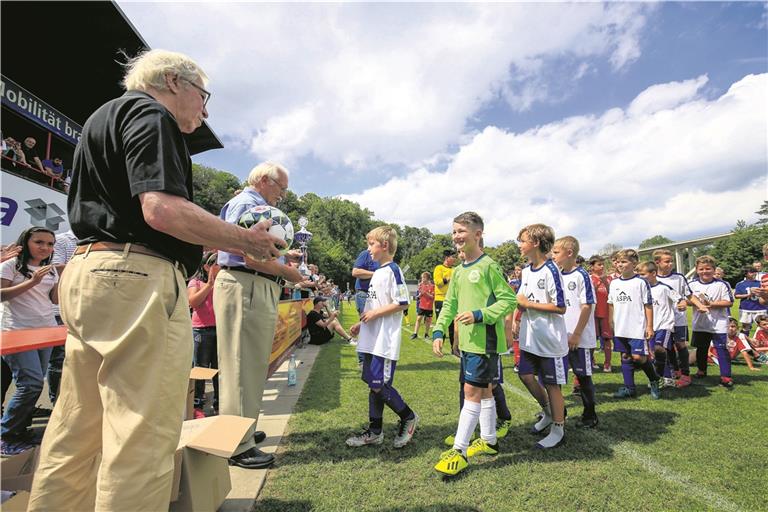 Nahm bei der Siegerehrung von BKZ-Verleger Werner Stroh (links) und Sportkreis-Vertreter Eugen Holzwarth stolz den Ball und Siegerpokal entgegen: Die F-Jugend der Spvgg Kleinaspach/Allmersbach. Foto: A. Becher