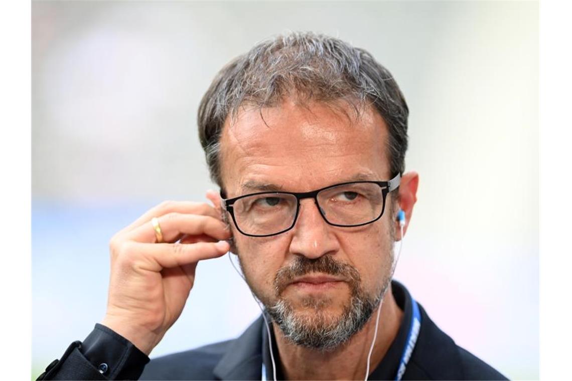 „Nicht förderlich“: Bobic-Rüffel für Hertha-Trainer Dardai Nahm sich Hertha-Coach Pal Dardai zur Brust: Fredi Bobic. Foto: Soeren Stache/dpa-Zentralbild/dpa