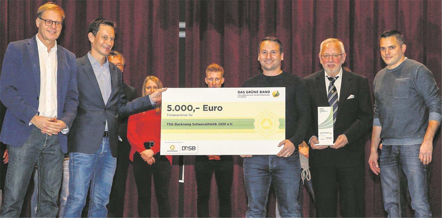 Nachwuchsarbeit der TSG gewürdigt Nahmen von Johannes Kube und Christian Palme von der Commerzbank die Ehrung entgegen: Daniel Strobel, Alfred Holderle und Jens Holderle von der TSG Backnang (von links).Foto: A. Becher
