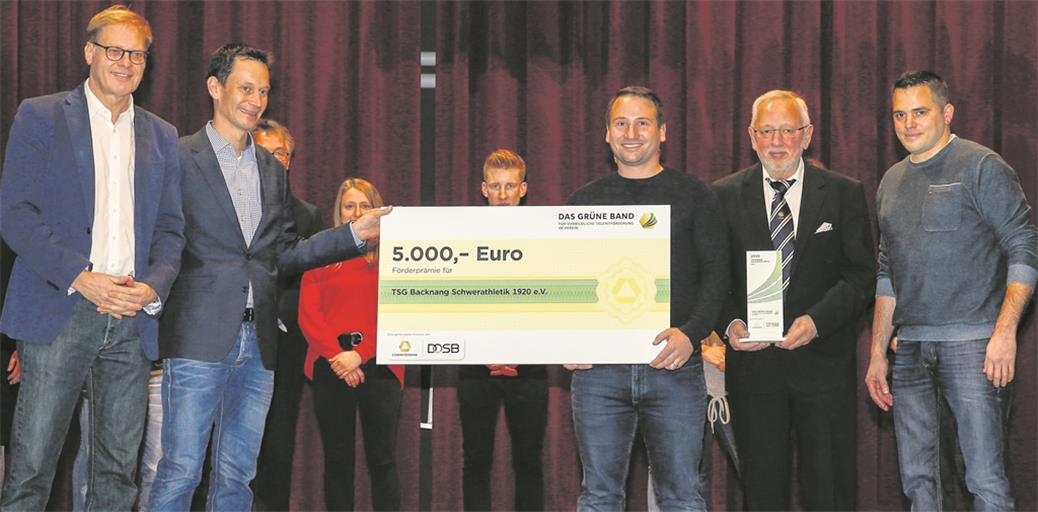 Nahmen von Johannes Kube und Christian Palme von der Commerzbank die Ehrung entgegen: Daniel Strobel, Alfred Holderle und Jens Holderle von der TSG Backnang (von links).Foto: A. Becher