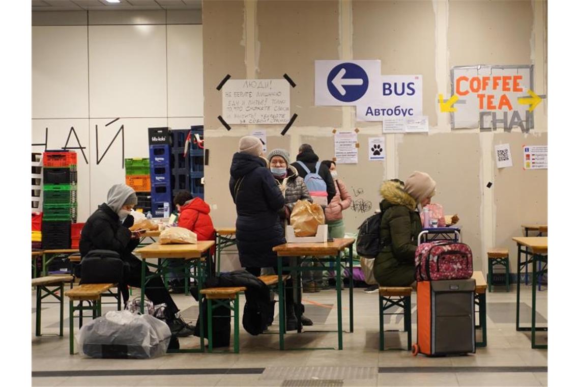 Union pocht auf Flüchtlingsgipfel im Kanzleramt Nahrung und Tipps für die Weiterfahrt erhalten ukrainische Flüchtlinge an einer Anlaufstelle im Berliner Hauptbahnhof. Foto: Joerg Carstensen/dpa