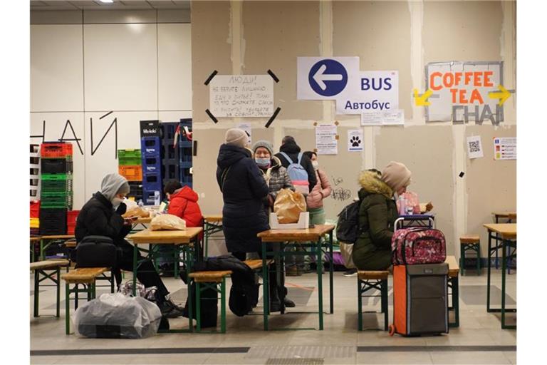 Nahrung und Tipps für die Weiterfahrt erhalten ukrainische Flüchtlinge an einer Anlaufstelle im Berliner Hauptbahnhof. Foto: Joerg Carstensen/dpa
