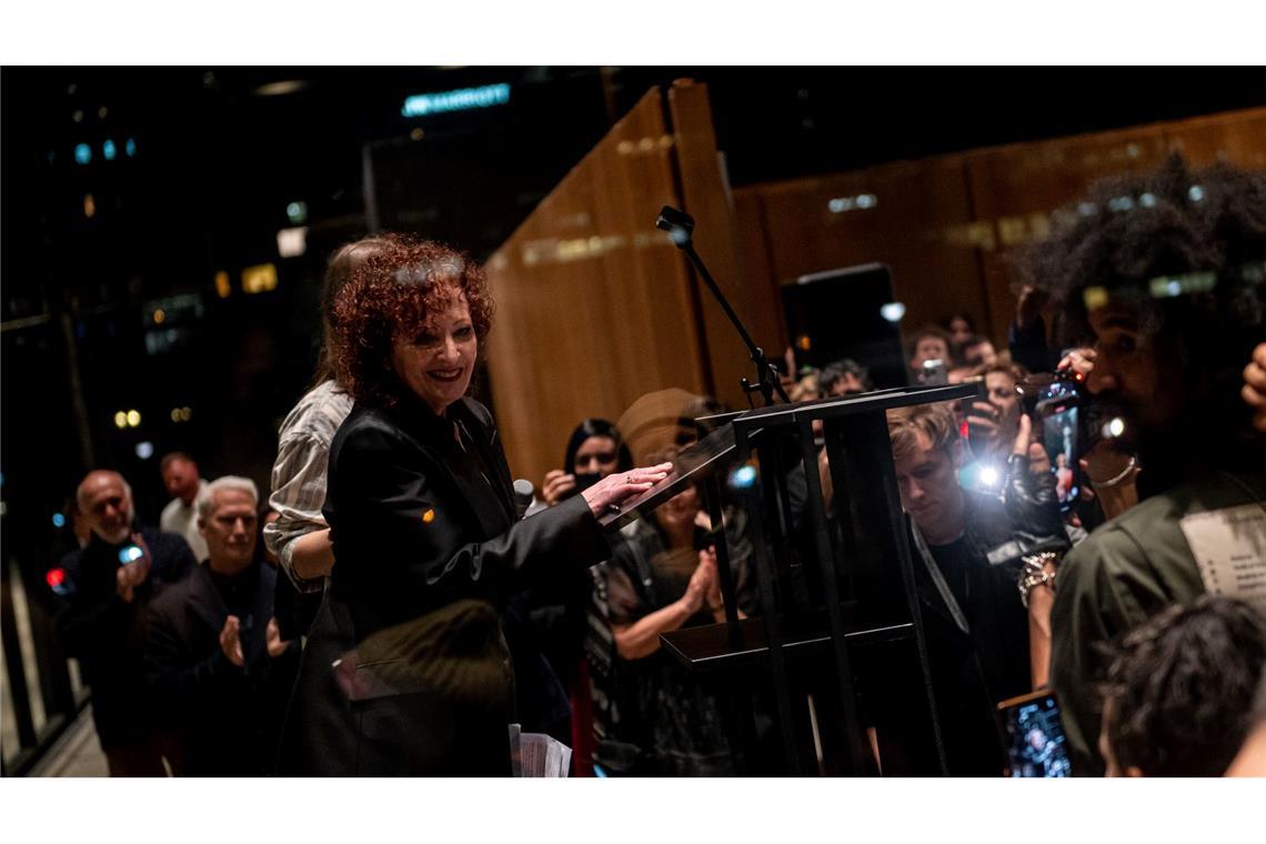 Nan Goldin eröffnet Ausstellung mit Rede über Gaza-Krieg Nan Goldin spricht auf der Ausstellungseröffnung "Nan Goldin. This Will Not End Well".
