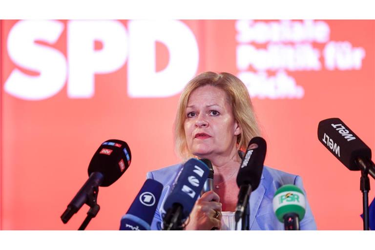 Nancy Faeser (SPD) will Privatadressen von Kommunalpolitikern besser schützen.