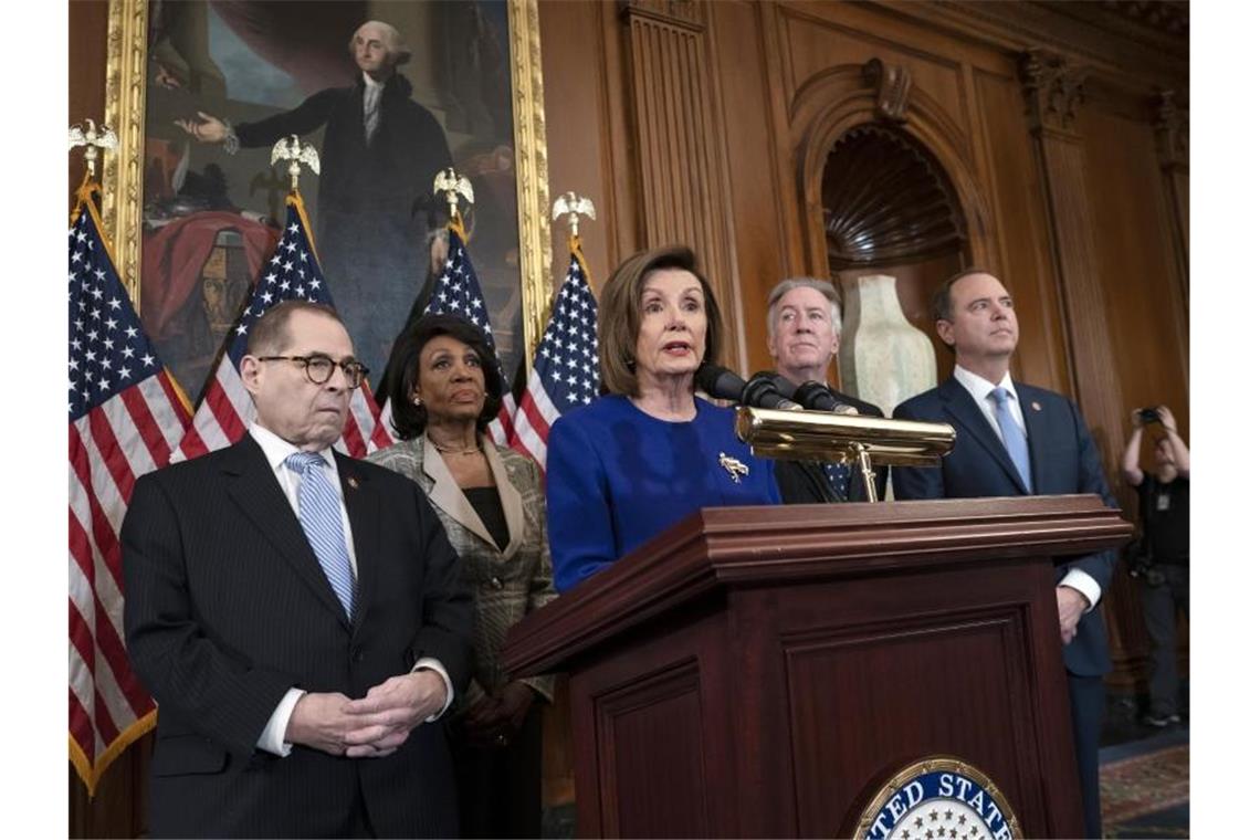Nancy Pelosi (M), die Sprecherin des US-Repräsentantenhauses, äußert sich bei einer Pressekonferenz im Kongress. Foto: J. Scott Applewhite/AP/dpa