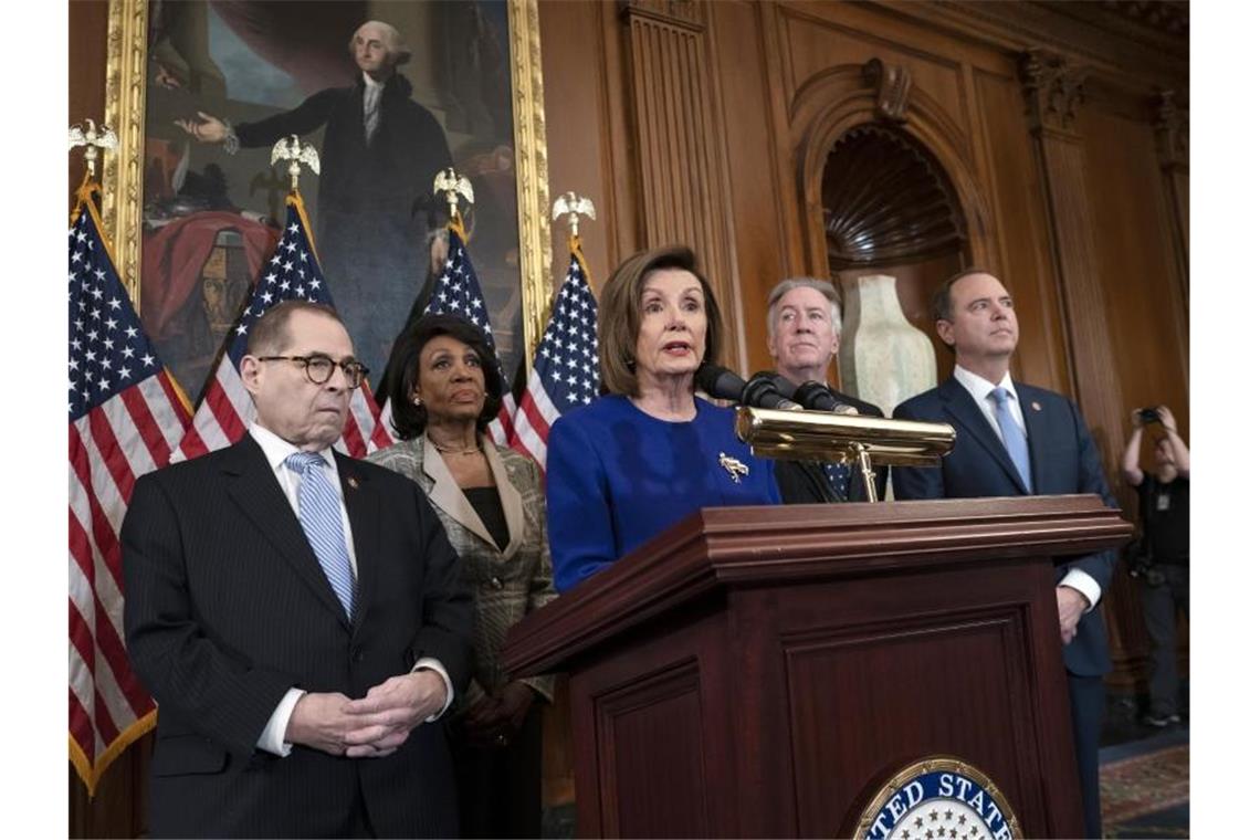 Vorbereitungen für Trump-Impeachment schreiten voran Nancy Pelosi (M), die Sprecherin des US-Repräsentantenhauses, äußert sich bei einer Pressekonferenz im Kongress. Foto: J. Scott Applewhite/AP/dpa