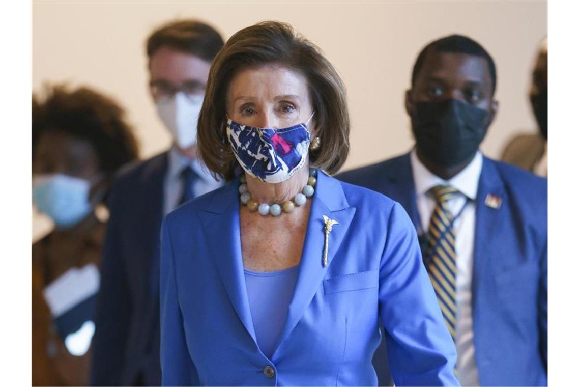 Nancy Pelosi (M), Sprecherin des US-Repräsentantenhauses, kommt zu einer Sitzung im Kapitol. Foto: J. Scott Applewhite/AP/dpa