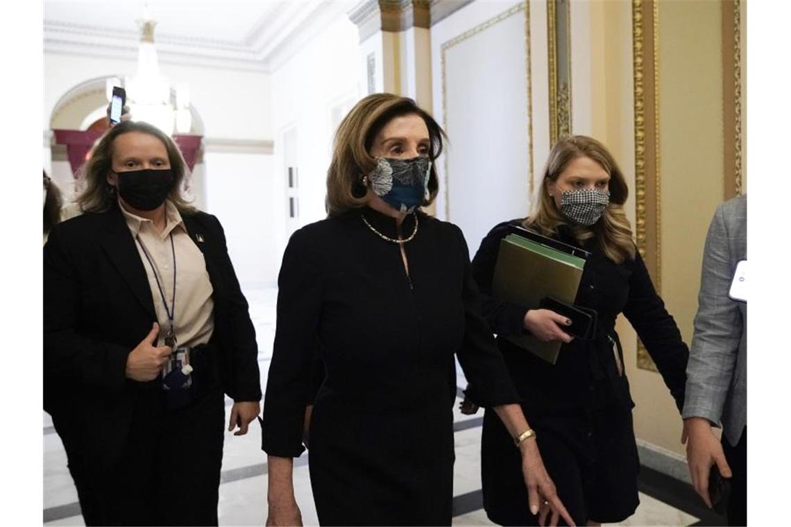 Zweites Amtsenthebungsverfahren gegen Trump eröffnet Nancy Pelosi (M) trifft in der Kammer des Repräsentantenhauses im Kapitol ein. Foto: J. Scott Applewhite/AP/dpa