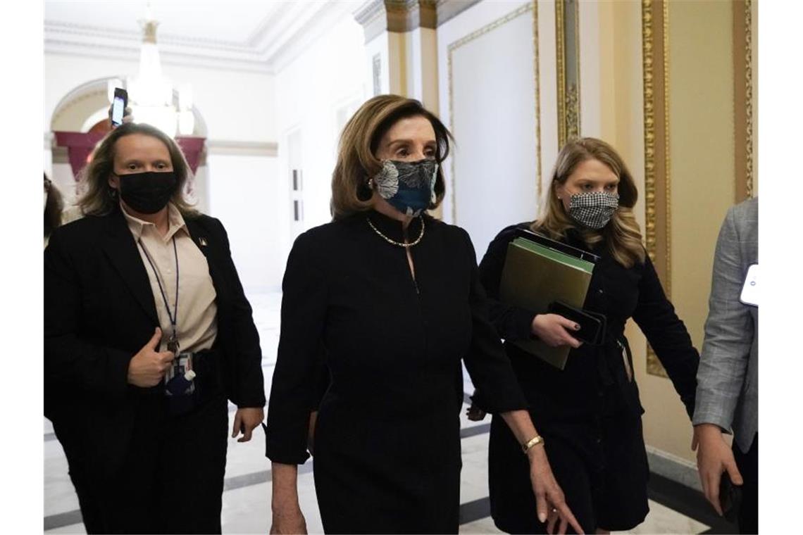 Nancy Pelosi (M) trifft in der Kammer des Repräsentantenhauses im Kapitol ein. Foto: J. Scott Applewhite/AP/dpa