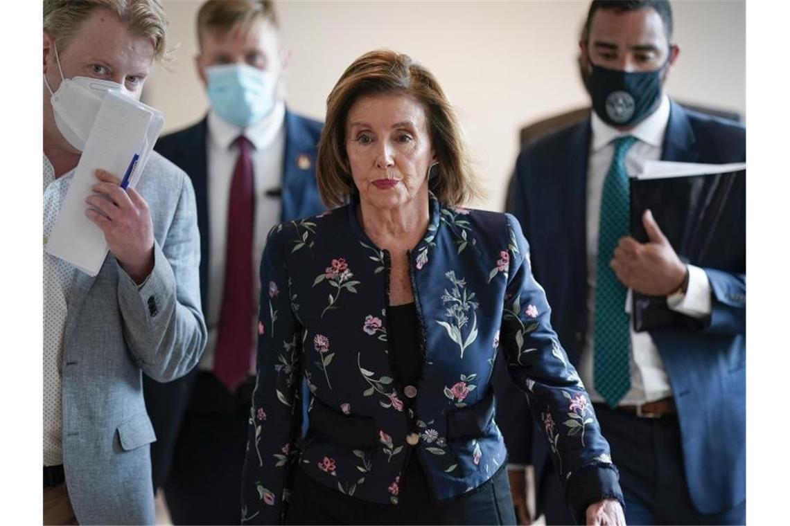 Nancy Pelosi (M), Vorsitzende des US-Repräsentantenhauses, kommt zu einer Pressekonferenz. Foto: J. Scott Applewhite/AP/dpa