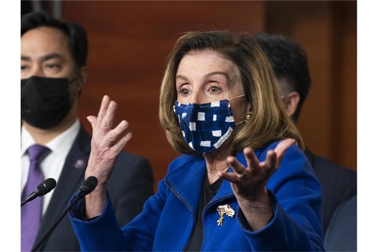 Nancy Pelosi, Mehrheitsführerin im Repräsentantenhaus, kündigt eine unabhängige Untersuchungskommission zur Aufarbeitung der gewaltsamen Erstürmung des US-Kapitols an. Foto: Manuel Balce Ceneta/AP/dpa
