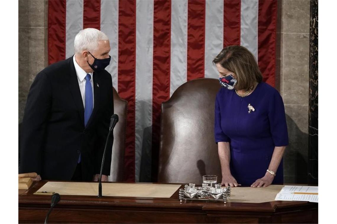 Nancy Pelosi und Mike Pence treffen zur gemeinsamen Sitzung des US-Repräsentantenhaus und des Senats im Kapitol ein. Foto: J. Scott Applewhite/AP/dpa