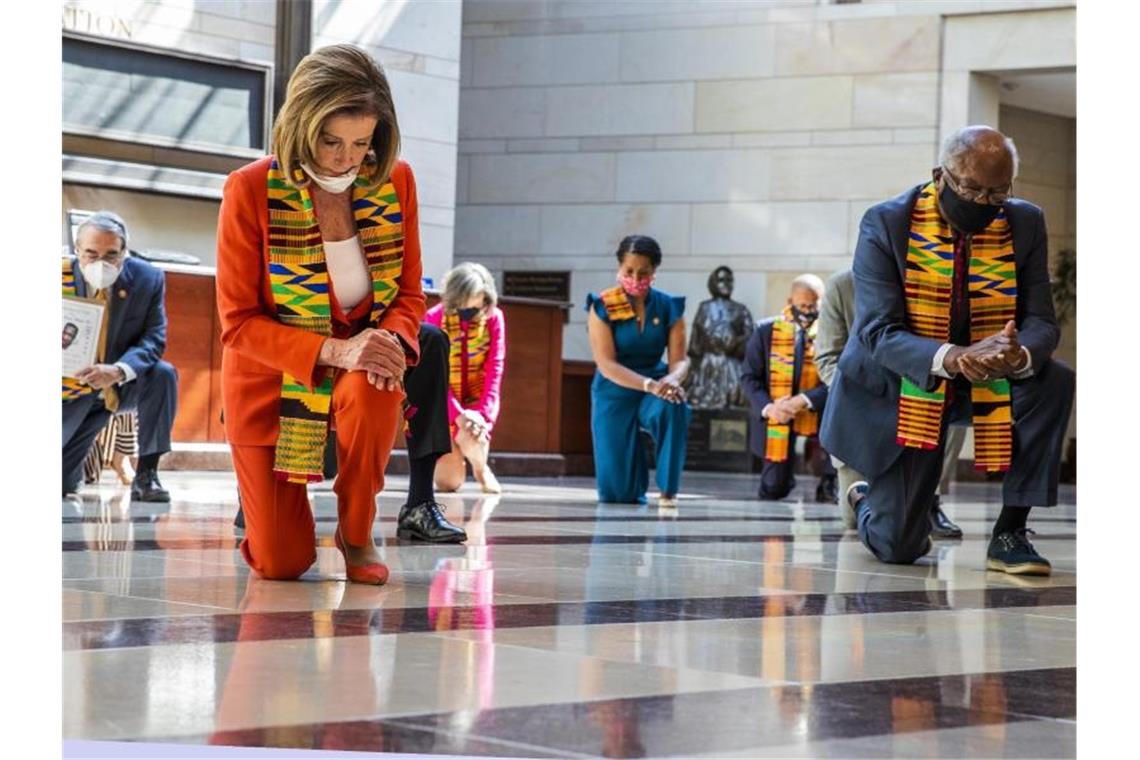 Nancy Pelosi (vorne, l), Sprecherin des US-Repräsentantenhauses, und führende US-Demokraten knien in der „Emancipation“ Halle des US-Kapitols. Foto: Manuel Balce Ceneta/AP/dpa