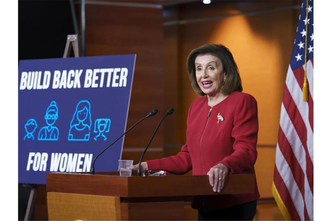 Nancy Pelosi, Vorsitzende des US-Abgeordnetenhauses, spricht bei einer Pressekonferenz im Kapitol über die innenpolitische Agenda von US-Präsident Biden. Foto: J. Scott Applewhite/AP/dpa