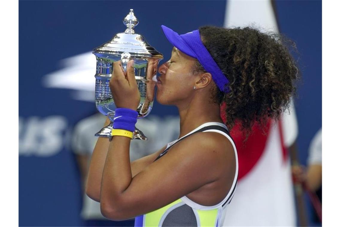 Naomi Osaka aus Japan küsst nach dem Sieg die Trophäe. Foto: Seth Wenig/AP/dpa