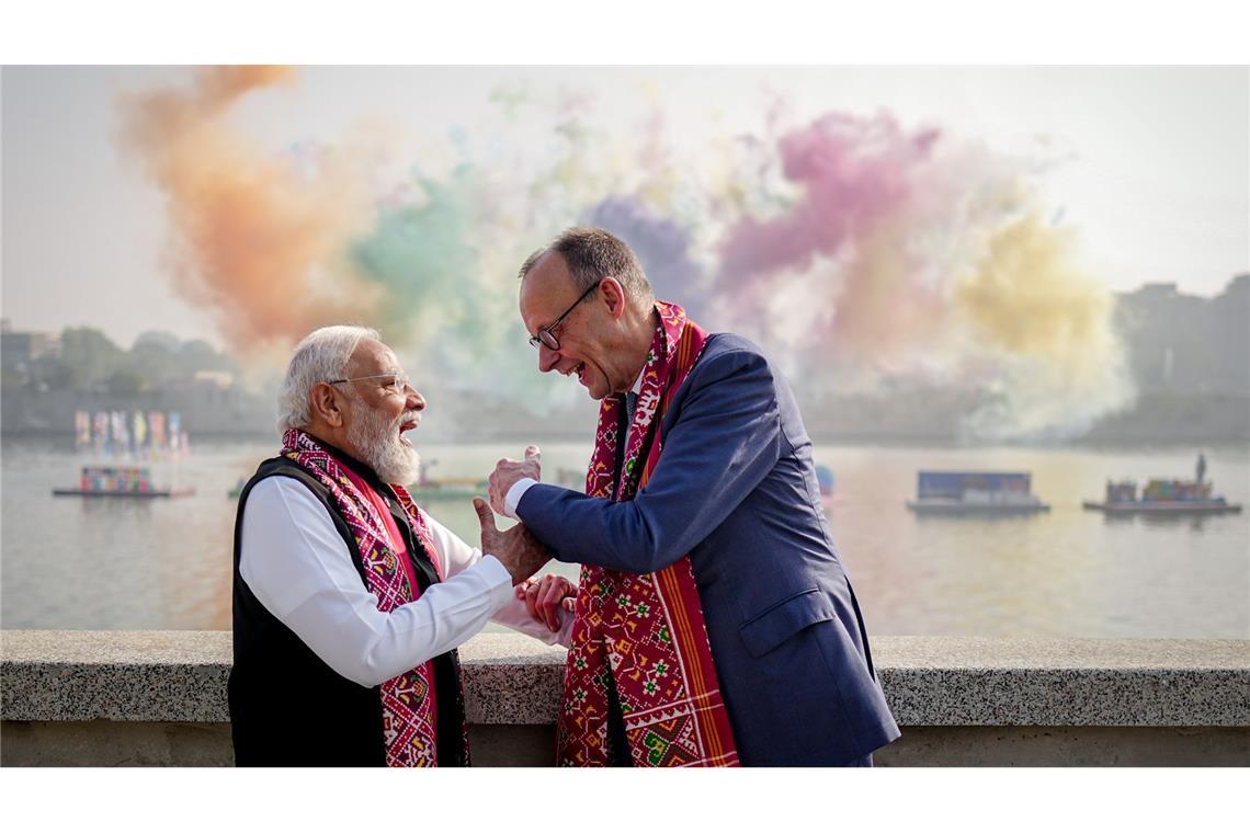 Narendra Modi, Premierminister von Indien, und Bundeskanzler Friedrich Merz (r, CDU) stehen am Rande eines Drachenfestivals vor einem Feuerwerk am Ufer des Sabarmati in Ahmedabad.
