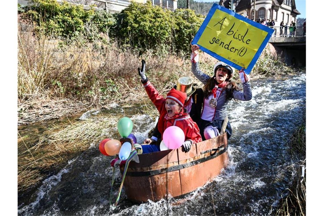 Trotz Absage: einige Narren bei „Da-Bach-na-Fahrt“ Narren fahren bei der inoffiziellen Da-Bach-na-Fahrt in geschmückten Holzzubern die Schiltach hinunter. Foto: Felix Kästle/dpa