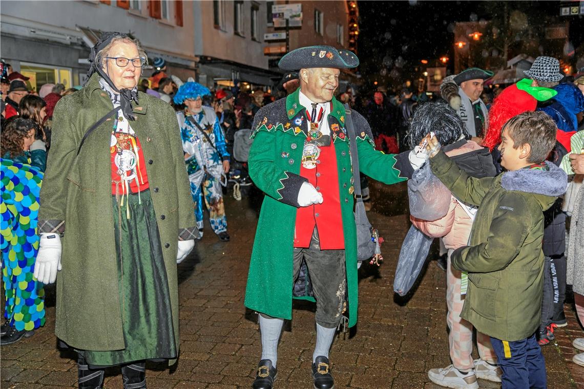 Die Murrhardter Narreneltern und ihre wilde Bande Narrenmutter Jutta Trefz und Narrenvater Helmut Weisheit tragen die Sonntagstracht der Bauern und Bürger des Schwäbischen Walds aus der Mitte des 18. Jahrhunderts.Fotos: Stefan Bossow