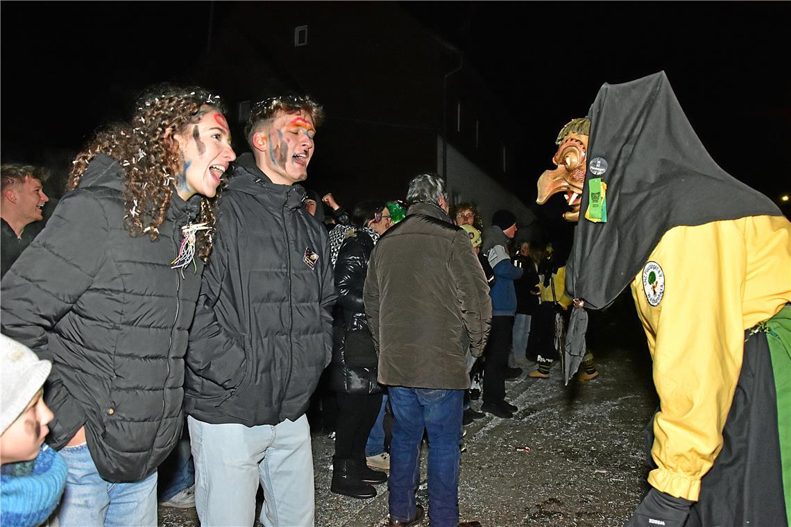 Narrenruf der Narrenzuft Plochingen zwischen Besuchern und der Waldhorn Hexe: 3x...
