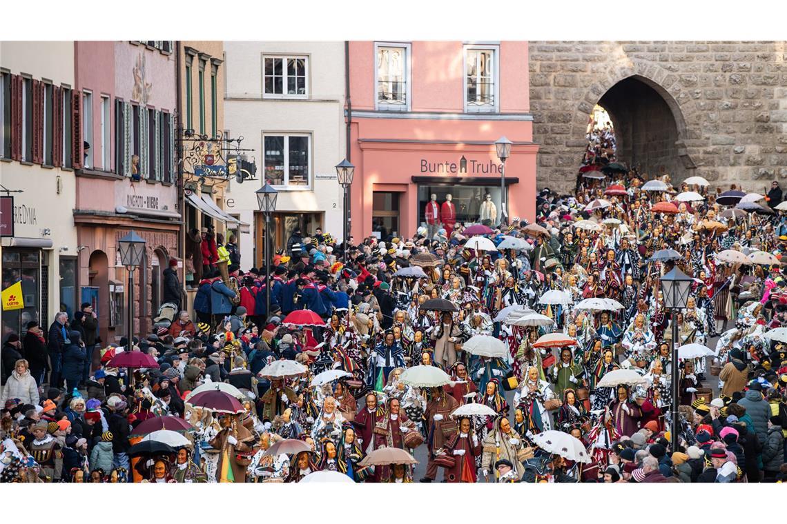 Wo ist Rosenmontag ein Feiertag? Narrensprung am Rosenmontag bei der schwäbisch-alemannischen Fasnet in Rottweil.