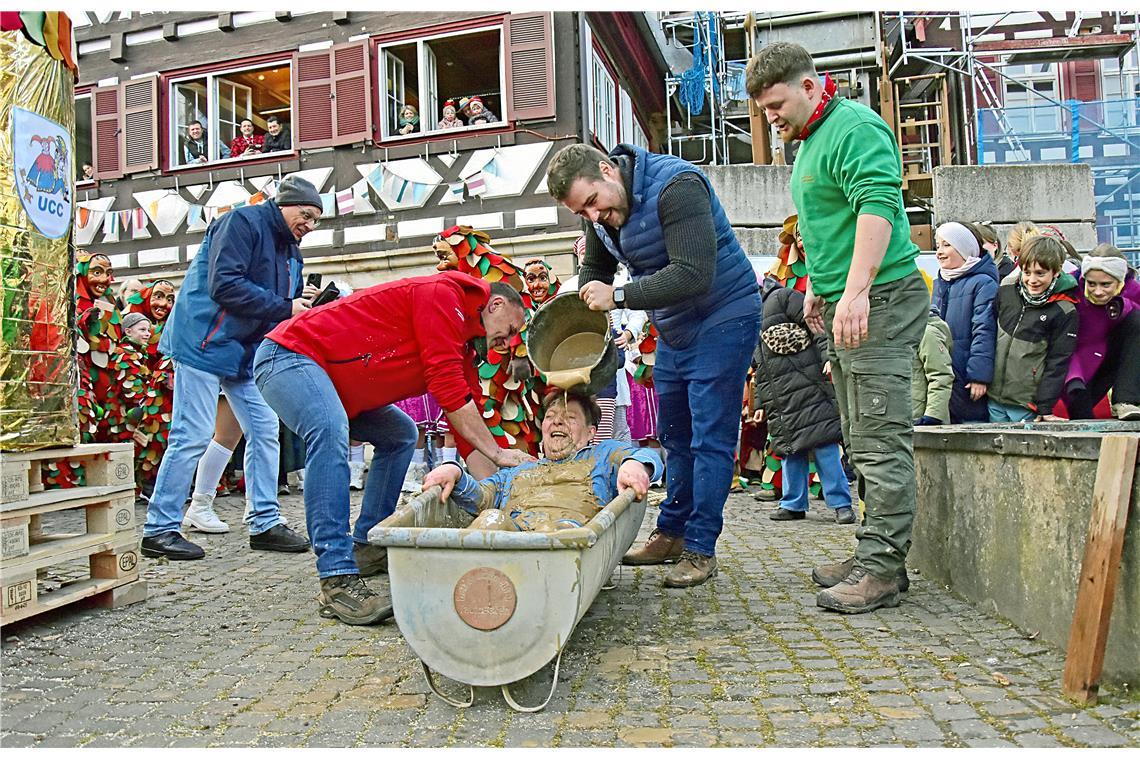 Narrentaufe von Bettina Koch.  Bürgermeister Bogner mit dem Schlammeimer. Rathau...