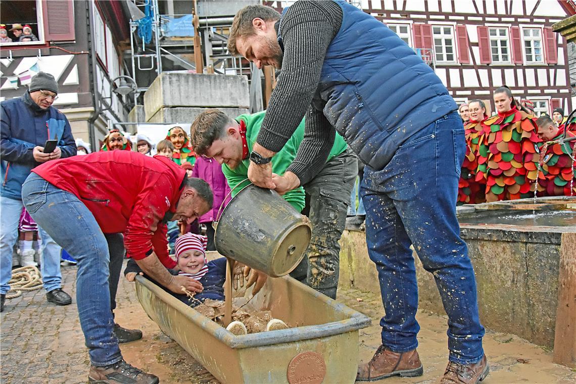 Narrentaufe von Leonie Heidebrecht.  Bürgermeister Daniel Bogner mit dem Schlamm...