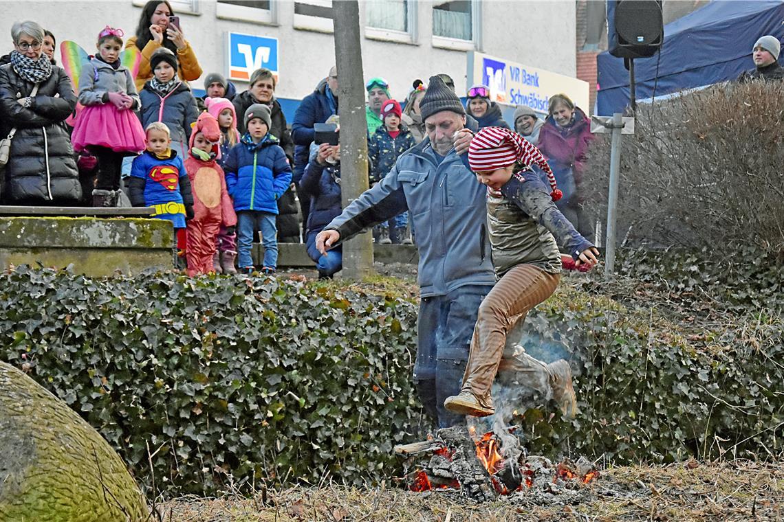 Narrentaufe von Leonie Heidebrecht.  Zum Abschluss der Sprung über das Feuer. Ra...