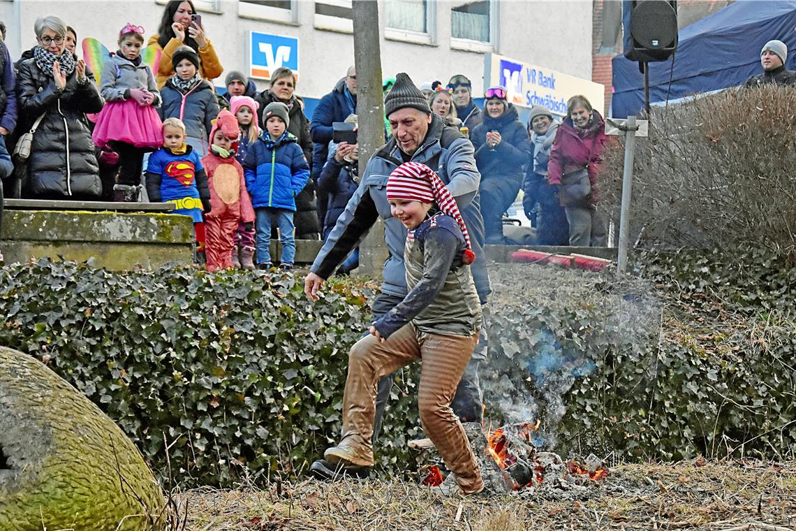 Narrentaufe von Leonie Heidebrecht.  Zum Abschluss der Sprung über das Feuer. Ra...