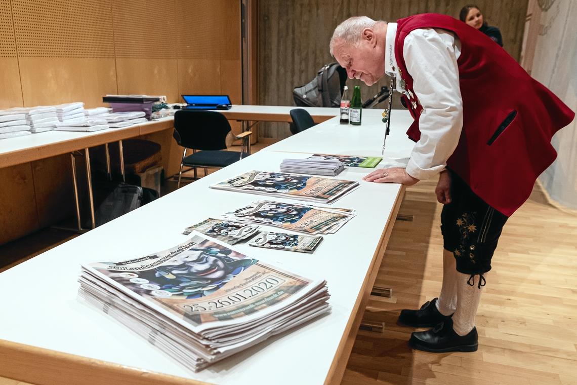 Narrenvater Helmut Weisheit begutachtet die Sonderzeitung zum Landesnarrentreffen.