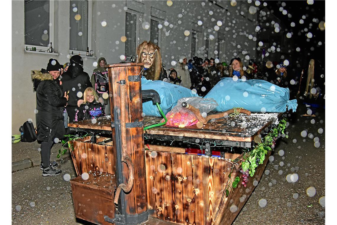 Narrenzunft Kayh e.V. mit dem Kelterwagen. Dieser Wagen spritze Wasser ins Publi...