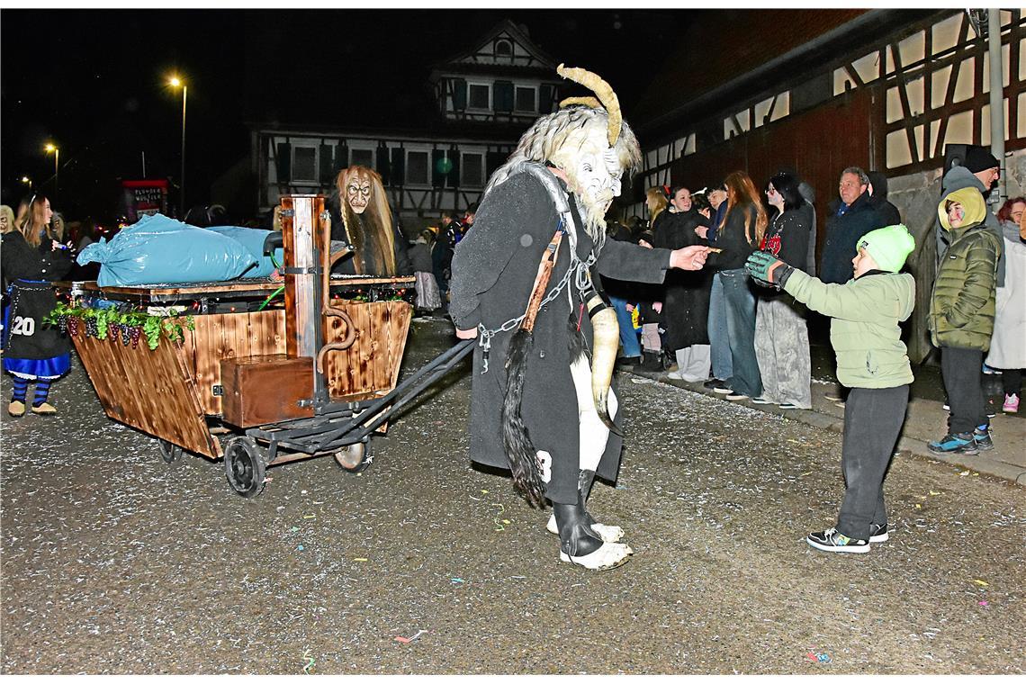 Narrenzunft Kayh e.V. mit dem Kelterwagen. Nachtumzug der Schbiallomba-Schlotzer...