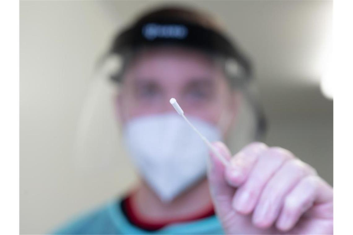 Debatte um Corona-Verschärfungen und kürzere Quarantäne Nasen-Rachenabstrich in einem Testcentrum im sächsischen Pirna. Foto: Sebastian Kahnert/dpa-Zentralbild/dpa