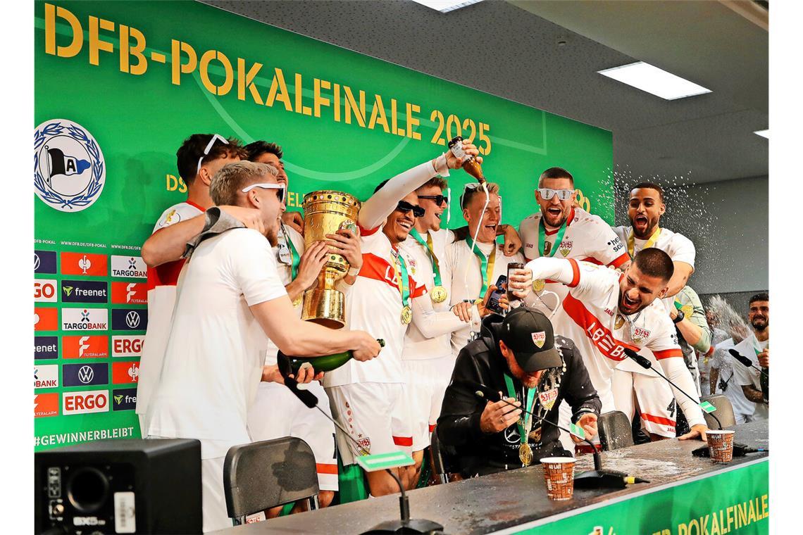 Party bis in die Morgenstunden Nasses Vergnügen: Bierdusche für VfB-Trainer Sebastian Hoeneß